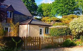 Le Vieux Moulin - One bed Independent cottage near Josselin in pretty gardens