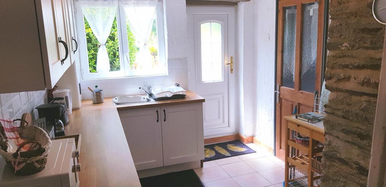 Le Vieux Moulin Gites - A Charming Stone Cottage With Garden View And Seasonal Pool Guégon Buitenkant foto